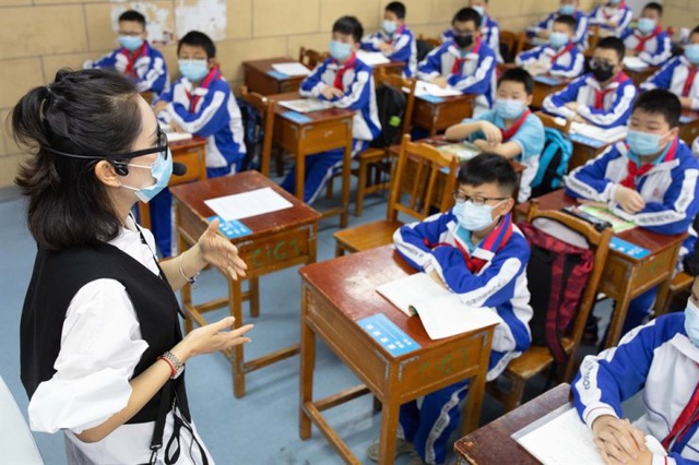Học sinh Trung Quốc đeo khẩu trang trong giờ học.