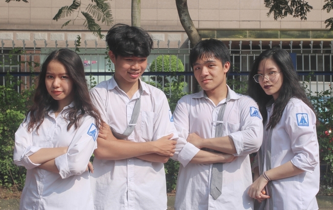 Quang Anh (thứ ba từ trái sang) cùng ban tổ chức chương trình Ngày hội anh tài. Ảnh: Nhân vật cung cấp
