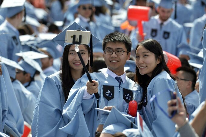 Sinh viên Trung Quốc tốt nghiệp Đại học Columbia, New York, Mỹ. Ảnh: Xinhua
