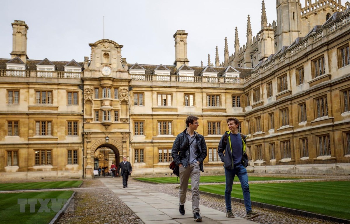 Sinh viên tại Trường đại học Cambridge của Anh. )Ảnh: AFP/TTXVN)