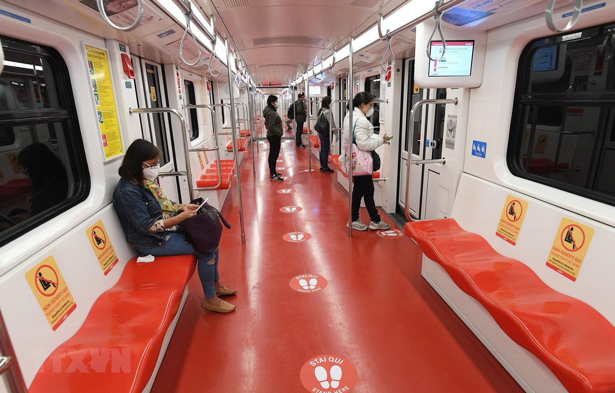 Người dân đeo khẩu trang và thực hiện giãn cách xã hội khi đi tàu điện ngầm ở Milan, Italy ngày 29/4/2020 trong bối cảnh dịch COVID-19 đang hoành hành. (Ảnh: THX/TTXVN)