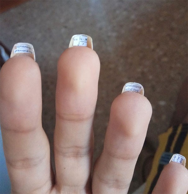 Mẹ tôi lúc nào cũng mắng tôi về việc để móng tay dài. Giờ nó sẽ giúp con trai bà tốt nghiệp mỹ mãn luôn.