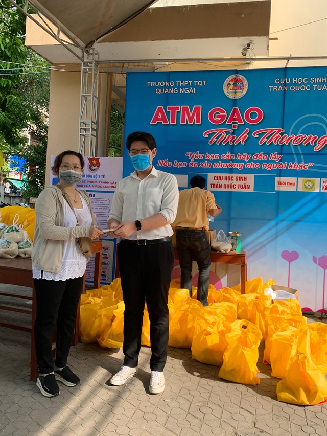 Nguyễn Lê Đông Hải kêu gọi đóng góp được hơn nửa tấn gạo cho dự án ATM Gạo Tình thương tại Quảng Ngãi.