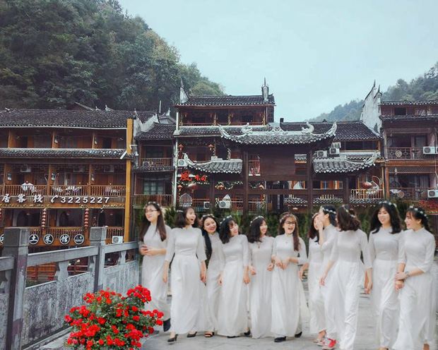 Đẹp thì chưa chắc nhưng trend "đưa lớp học đi muôn nơi" xét độ độc đáo thì khỏi bàn!