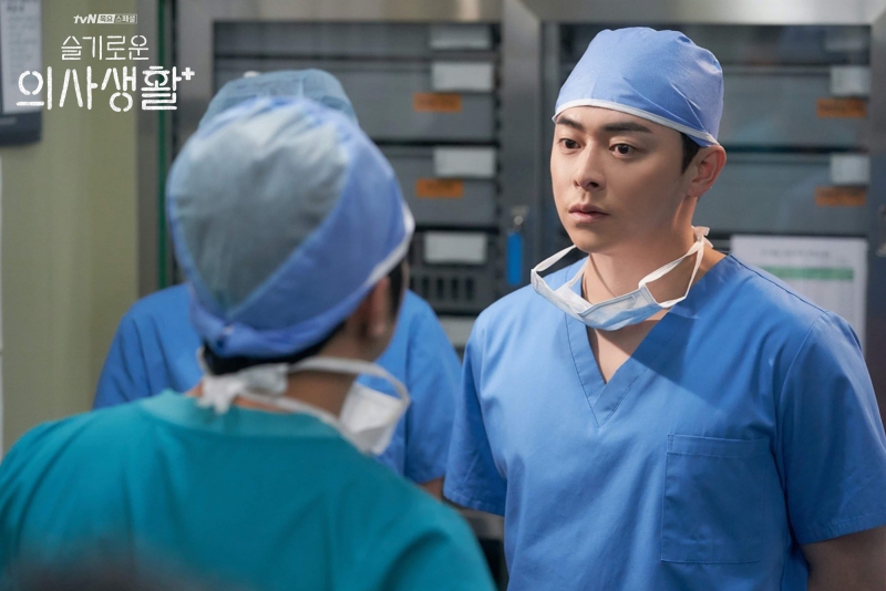 Từ những ca phẫu thuật khó nhằn đến những hành động quan tâm bệnh nhân nho nhỏ, Hospital Playlist đều dành thời lượng đề cập nhằm vẽ nên một bức tranh toàn cảnh bệnh viện thật chân thật.