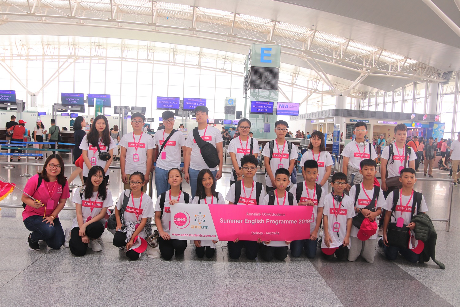 Các học sinh chụp ảnh lưu niệm trước khi bay sang Sydney, Úc - Annalink Studytour 2019