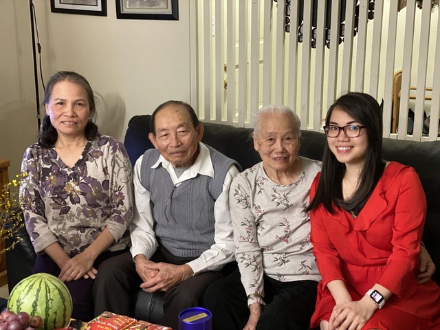 Nguyên Nguyễn và gia đình bà con tại Mỹ.