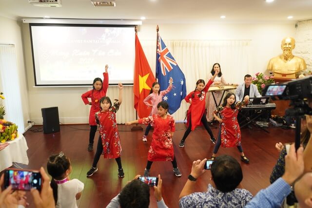 Trẻ em trình diễn màn múa với áo dài cách tân.