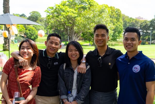 Anh Nguyễn Phúc Bình (thứ 2 từ trái sang) - chủ tịch Tổng Hội Sinh viên Việt Nam tại Úc. Bạn Huỳnh Tấn Đạt (đầu tiên từ phải sang) - chủ tịch Hội Sinh viên Việt Nam bang New South Wales.