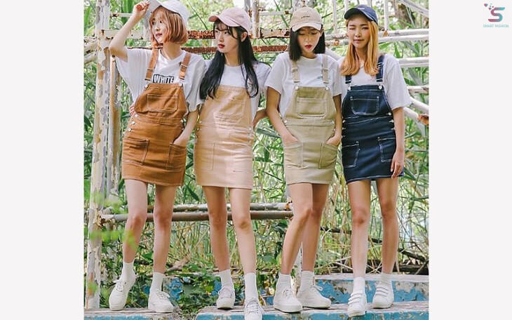 Áo thun và váy yếm xinh xắn – Nguồn: VOH.com.vn