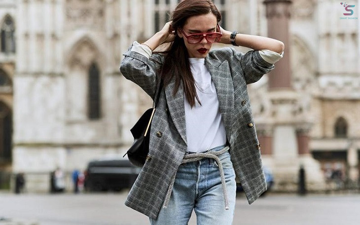 Áo blaze, quần jean, và áo thun – Nguồn: Harper’s Bazaar Việt Nam