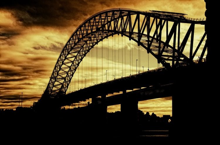 sydney-harbour-bridge-and-bridging-visas-for-australia-750x496