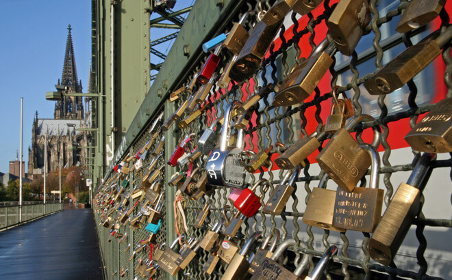 Thành phố Cologne lộng lẫy sắc màu bên cầu khóa tình yêu