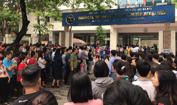 Phụ huynh chờ con thi tuyển sinh lớp 6 vào Trường THCS Ngoại ngữ (ĐH Quốc gia Hà Nội) khi chưa bị ảnh hưởng bởi dịch COVID-19 - Ảnh: THY ANH