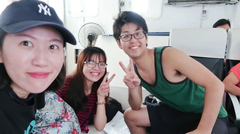 Ảnh Quyên Huỳnh chụp với 2 bạn đồng nghiệp người Hàn và Nhật