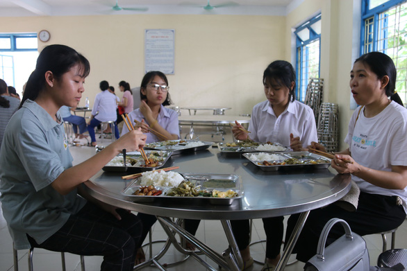 Thí sinh, phụ huynh ngoại tỉnh đến Thừa Thiên Huế thi vào lớp 10 được bố trí nơi ăn chốn ở miễn phí - Ảnh: NHẬT LINH