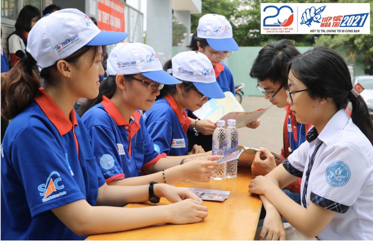 Những “chiếc áo xanh” của chương trình Tiếp sức mùa thi đã trở nên thân thuộc với hàng ngàn thí sinh vào mỗi mùa thi