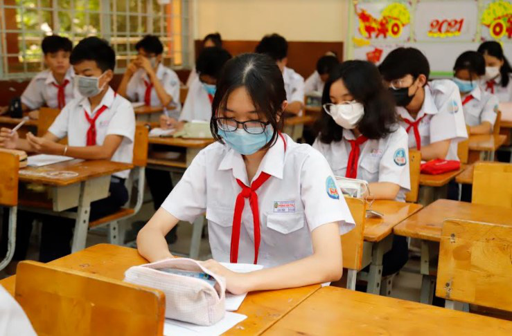 Học sinh lớp 9 Trường THCS Hoàng Văn Thụ, Q.10, TP.HCM làm bài kiểm tra học kỳ 2 trước khi nghỉ tránh dịch, sáng 6-5 - Ảnh: NHƯ HÙNG