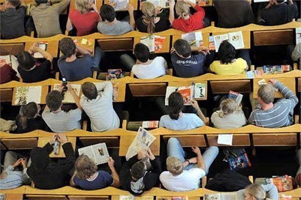 Nhìn từ trên xuống mới biết lớp học không chỉ có sách giáo khoa