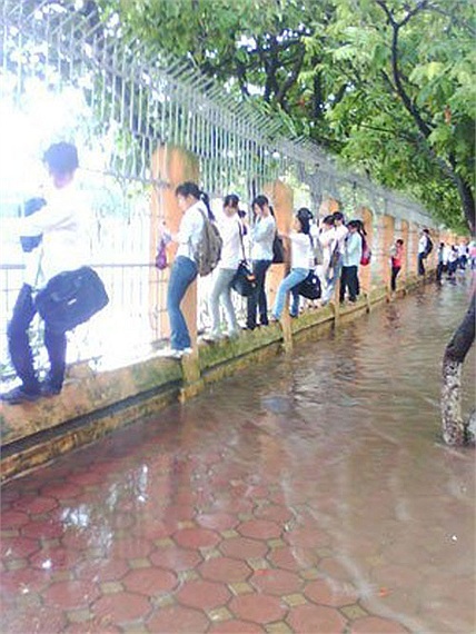 Một cách vượt lũ sáng tạo của SV ĐH Sư phạm Hà Nội