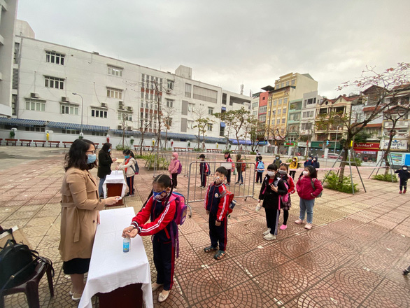 Học sinh tiểu học ở Hà Nội đi học trong giãn cách trong năm học 2020-2021 - Ảnh: Đ.THUẬN