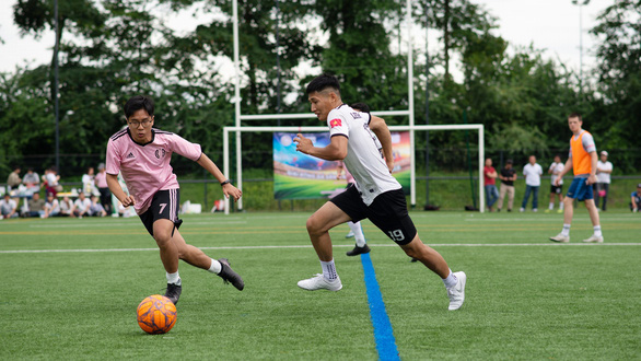 MÙt pha tranh bóng t¡i gi£i Bóng á mùa hè NNB - Coupe de Lille 2021, ho¡t Ùng bên lÁ cça chi¿n dËch kêu gÍi 10.000 liÁu v¯c xin cho ViÇt Nam t¡i Pháp. ¢nh: B.D¯ NG.