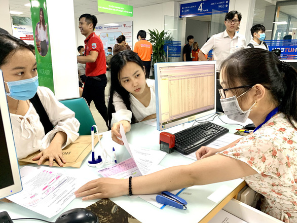 Thí sinh làm thủ tục nhập học tại một trường đại học ở TP.HCM năm 2020 - Ảnh: TRẦN HUỲNH