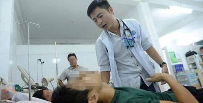 Ảnh: Bác sĩ Minh đang điều trị bệnh nhân tại khoa cấp cứu Bệnh viện quận Gò Vấp - TP Hồ Chí Minh.