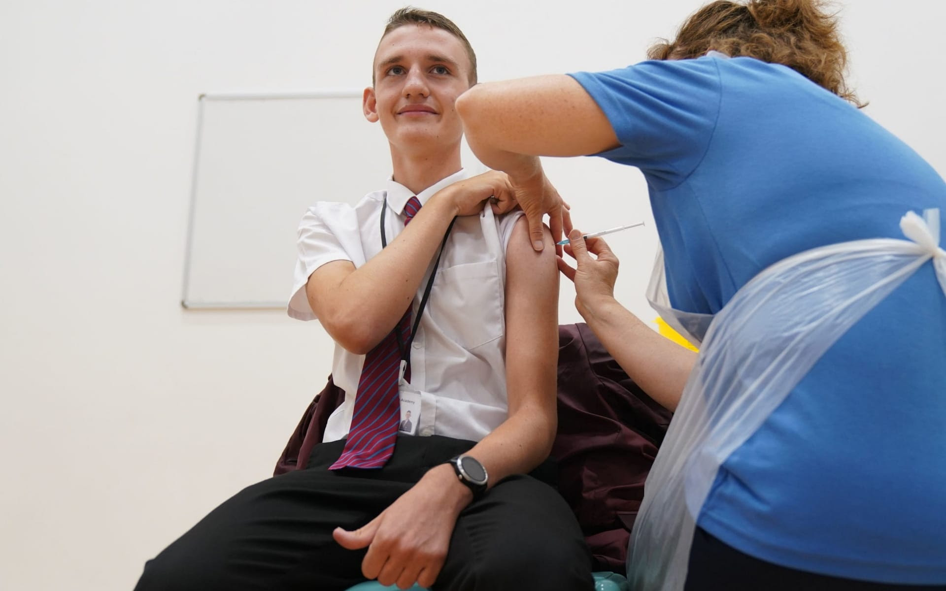 Jack Lane, 14 tuổi, được tiêm vắc-xin Covid-19 tại trường Belfairs ở Leigh-on-Sea, Essex vào ngày 20 tháng 9 năm 2021 CREDIT: GARETH FULLER / PA CREDIT: GARETH FULLER / PA