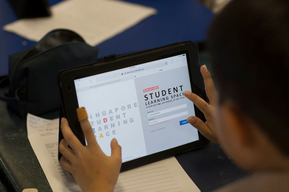 Chỉ cần tài khoản và mật khẩu do trường cung cấp, học sinh có thể đăng nhập vào hệ thống SLS của Bộ Giáo dục Singapore ở bất cứ đâu - Ảnh: GETTY IMAGES