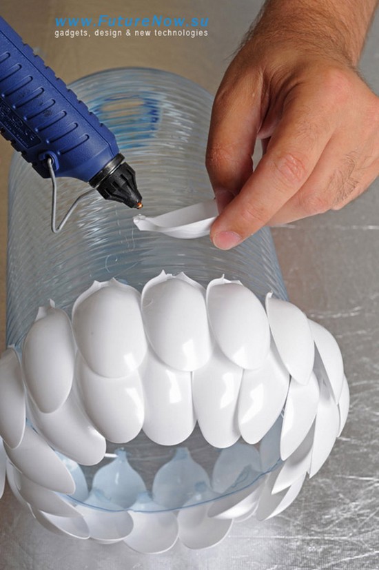 lam bong den tu thia nhua