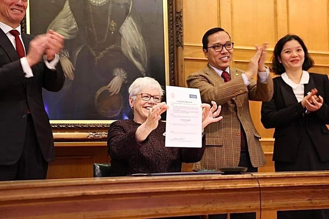 Đại diện trường Uppingham ký thoả thuận hợp tác thành lập trường quốc tế nội trú Uppingham Việt Nam tại đầu cầu Anh.