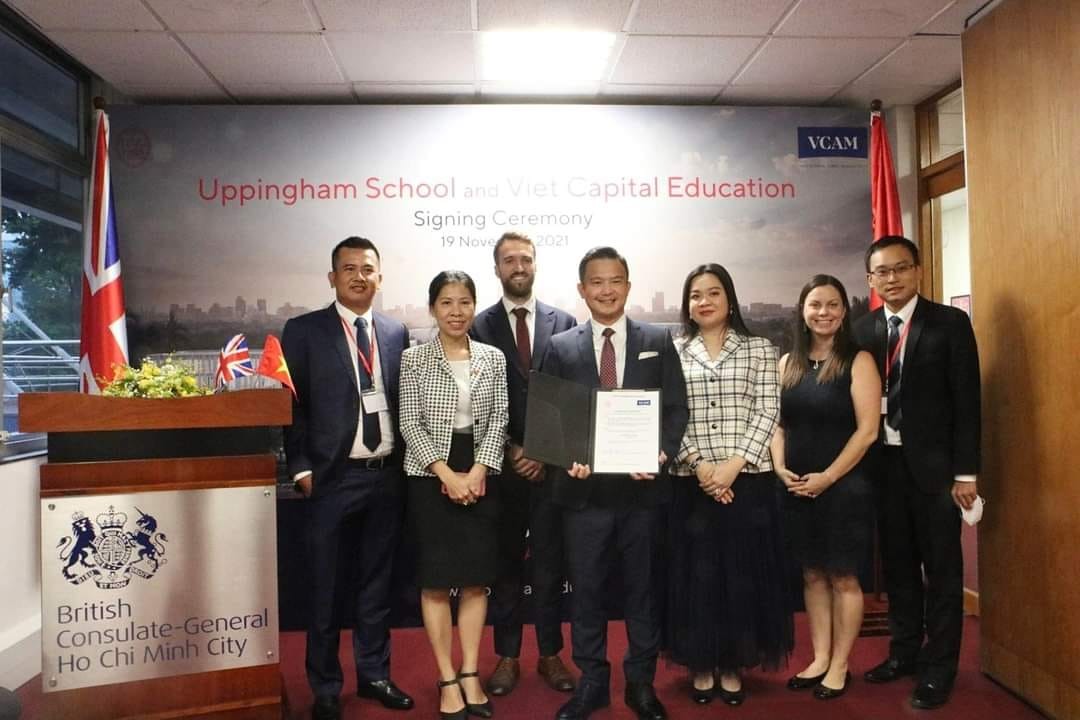 Đại diện Viet Capital Education ký thỏa thuận tại điểm cầu Lãnh sự quán Anh tại Thành phố Hồ Chí Minh.
