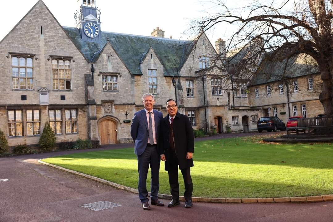 Đại sứ Việt Nam tại Vương quốc Anh Nguyễn Hoàng Long (phải) thăm khuôn viên trường Uppingham.
